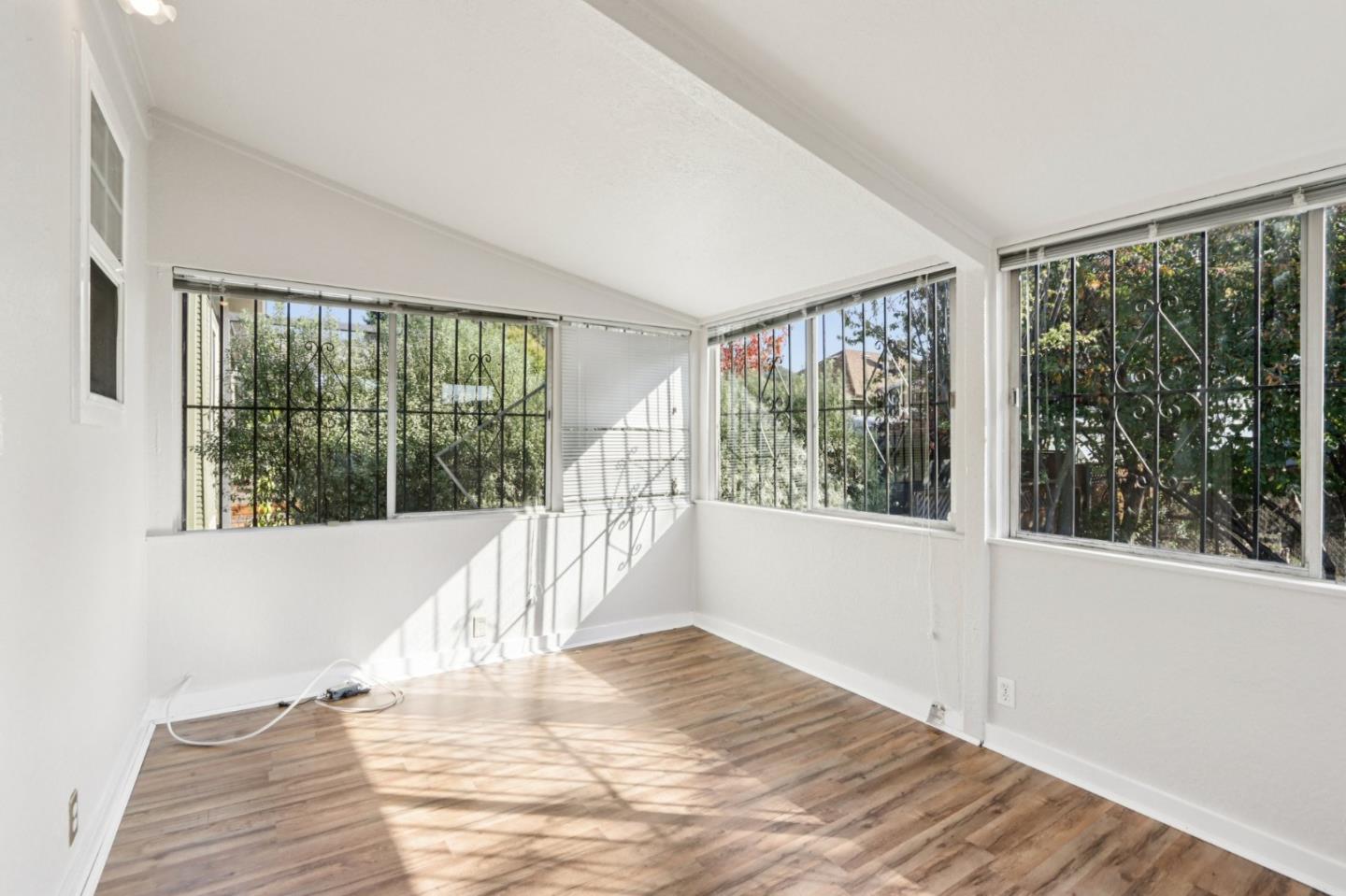 Detail Gallery Image 18 of 19 For 641 63rd St, Oakland,  CA 94609 - 2 Beds | 1 Baths