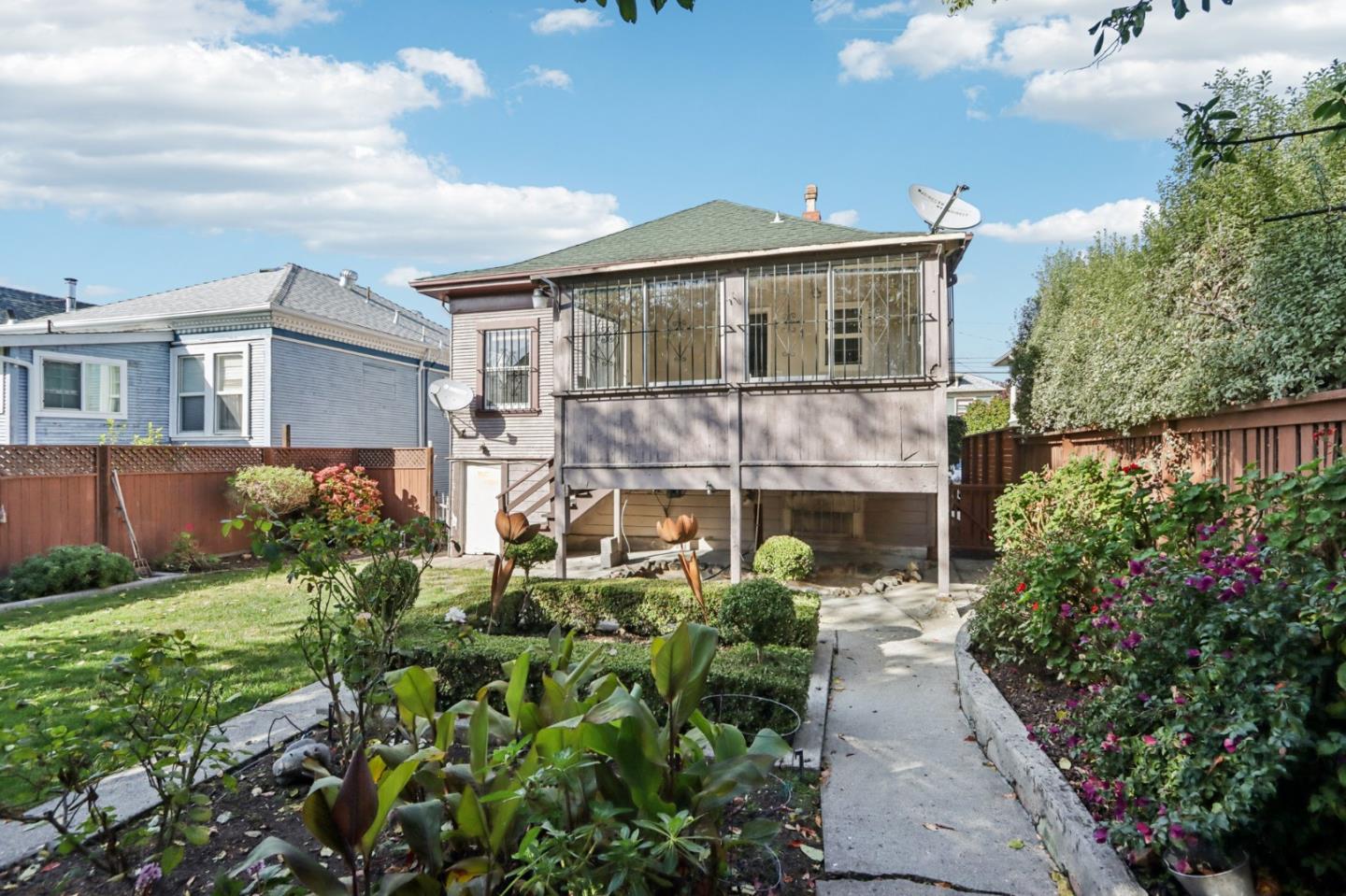 Detail Gallery Image 5 of 19 For 641 63rd St, Oakland,  CA 94609 - 2 Beds | 1 Baths