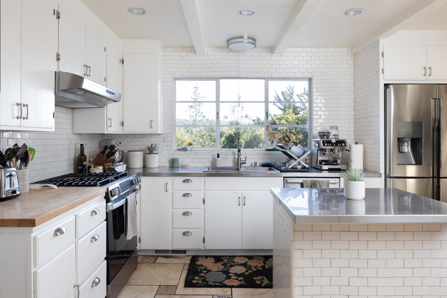 Detail Gallery Image 11 of 25 For 26027 Mesa Dr, Carmel,  CA 93923 - 3 Beds | 2 Baths