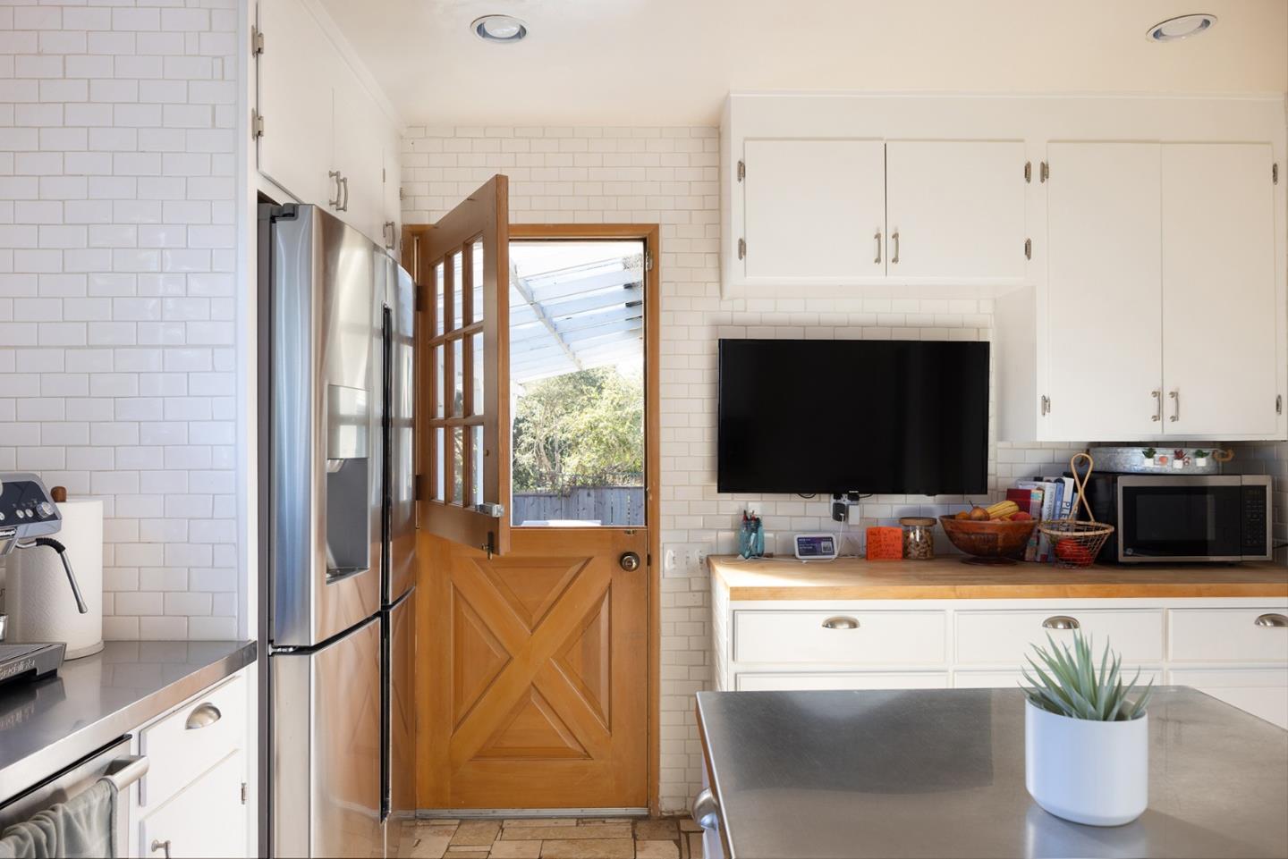 Detail Gallery Image 12 of 25 For 26027 Mesa Dr, Carmel,  CA 93923 - 3 Beds | 2 Baths