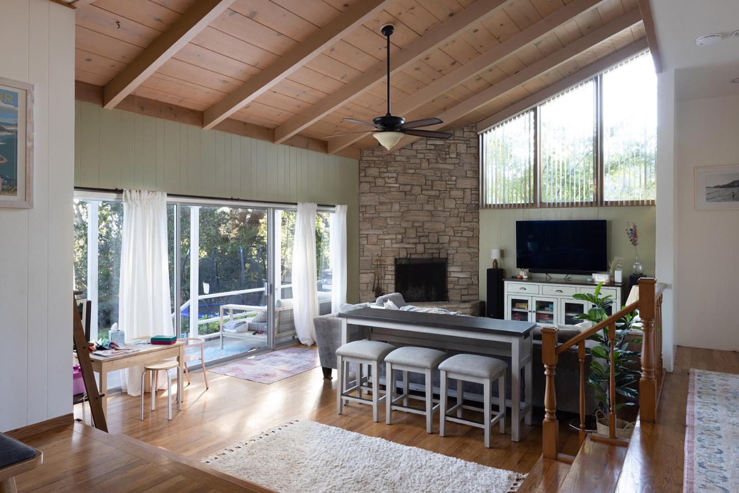 Detail Gallery Image 5 of 25 For 26027 Mesa Dr, Carmel,  CA 93923 - 3 Beds | 2 Baths