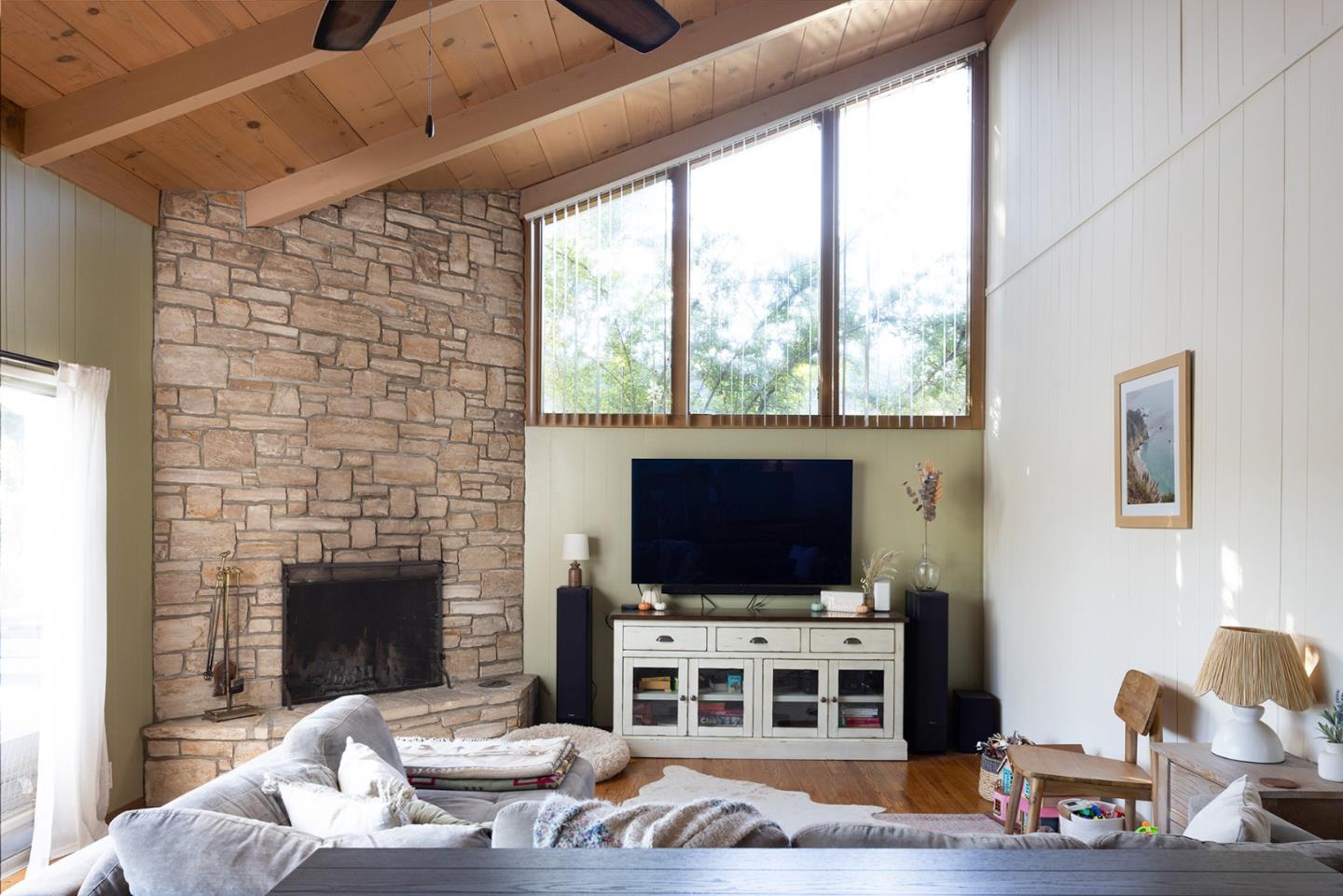 Detail Gallery Image 6 of 25 For 26027 Mesa Dr, Carmel,  CA 93923 - 3 Beds | 2 Baths