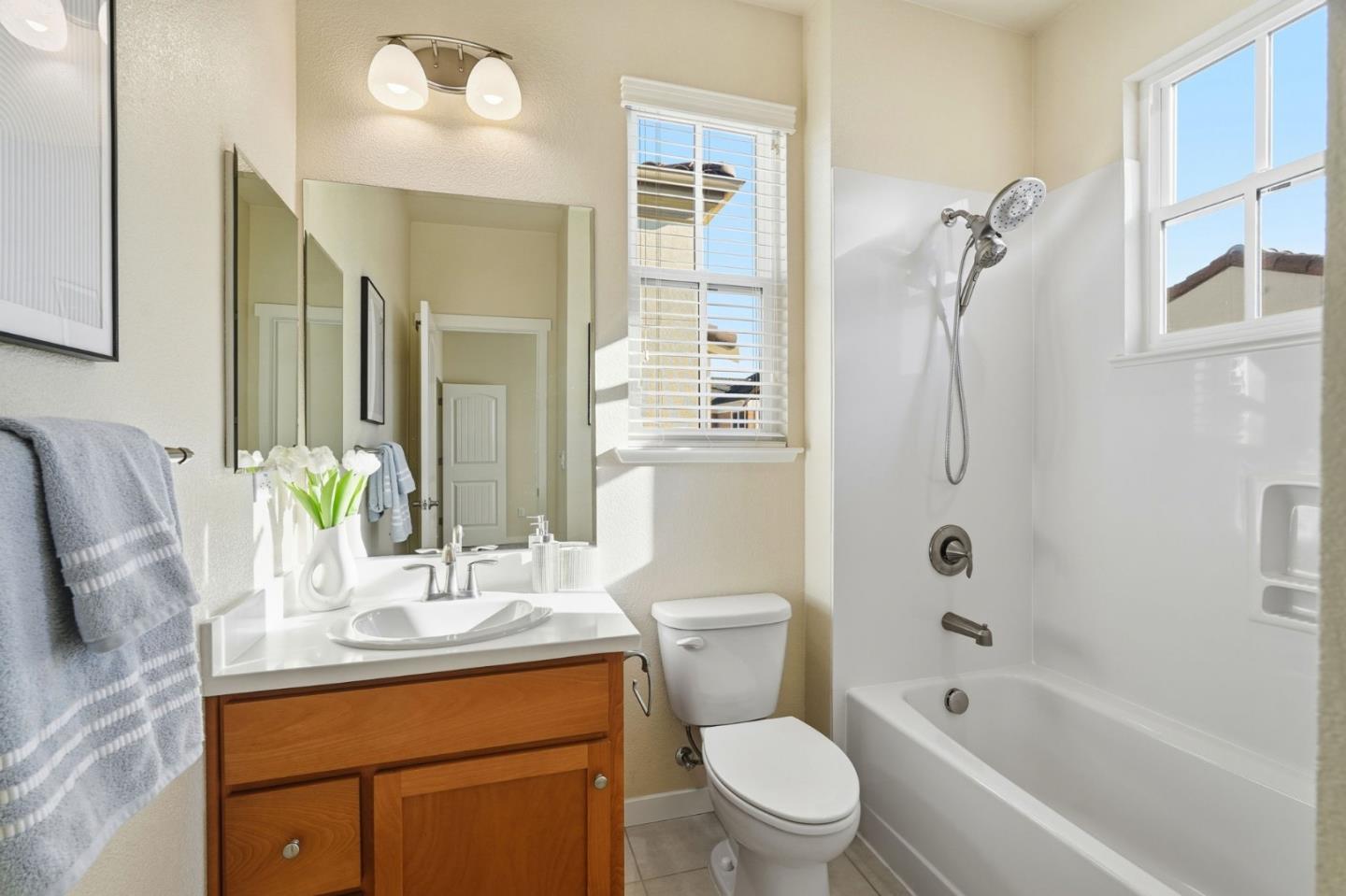 Detail Gallery Image 14 of 20 For 361 W Evelyn Ave, Mountain View,  CA 94041 - 3 Beds | 3/1 Baths