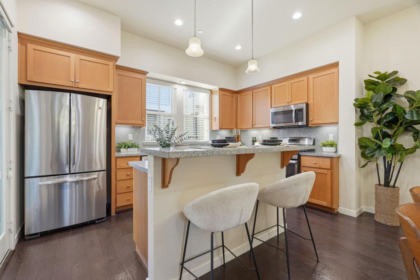 Detail Gallery Image 4 of 20 For 361 W Evelyn Ave, Mountain View,  CA 94041 - 3 Beds | 3/1 Baths