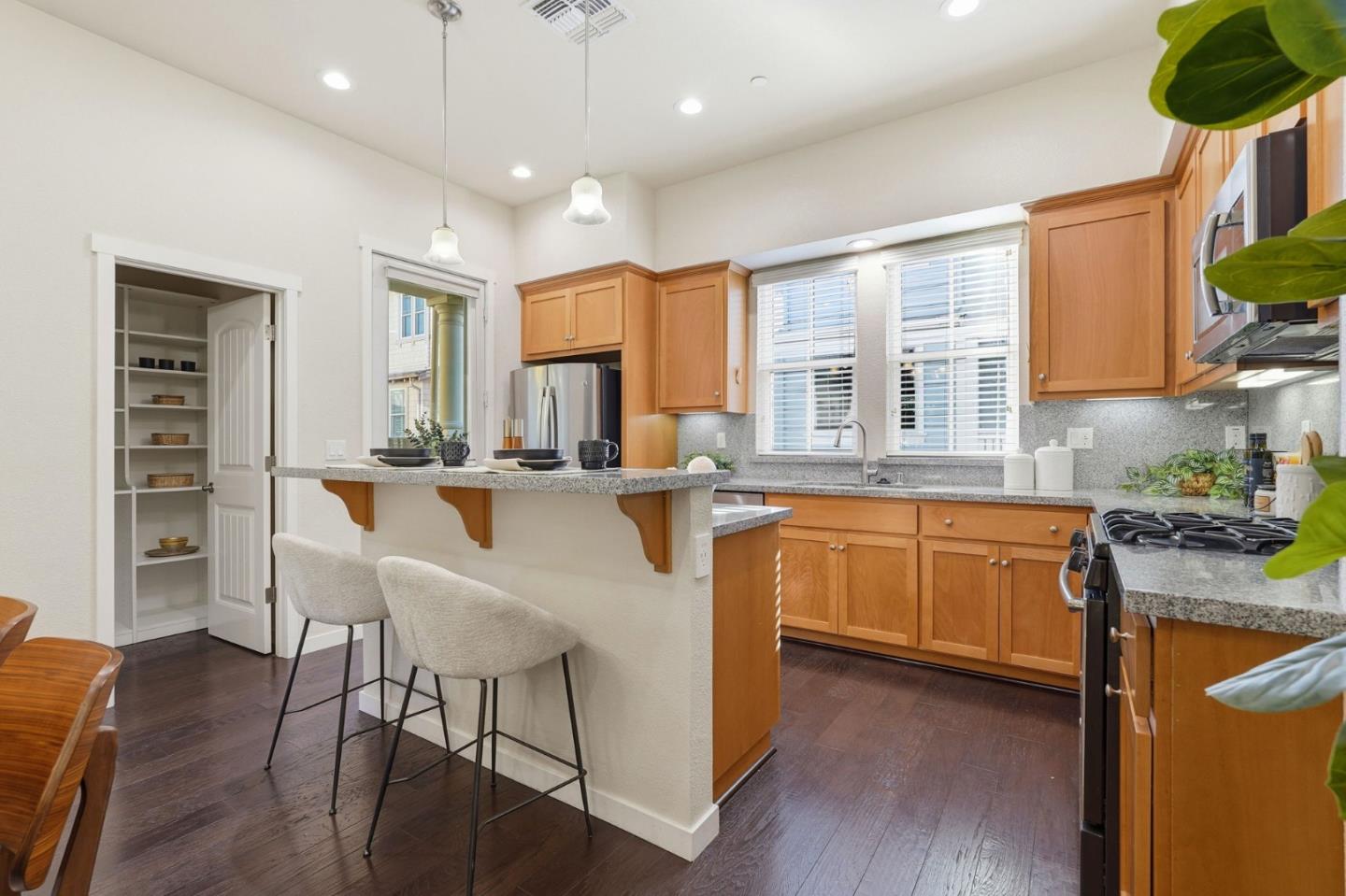 Detail Gallery Image 5 of 20 For 361 W Evelyn Ave, Mountain View,  CA 94041 - 3 Beds | 3/1 Baths