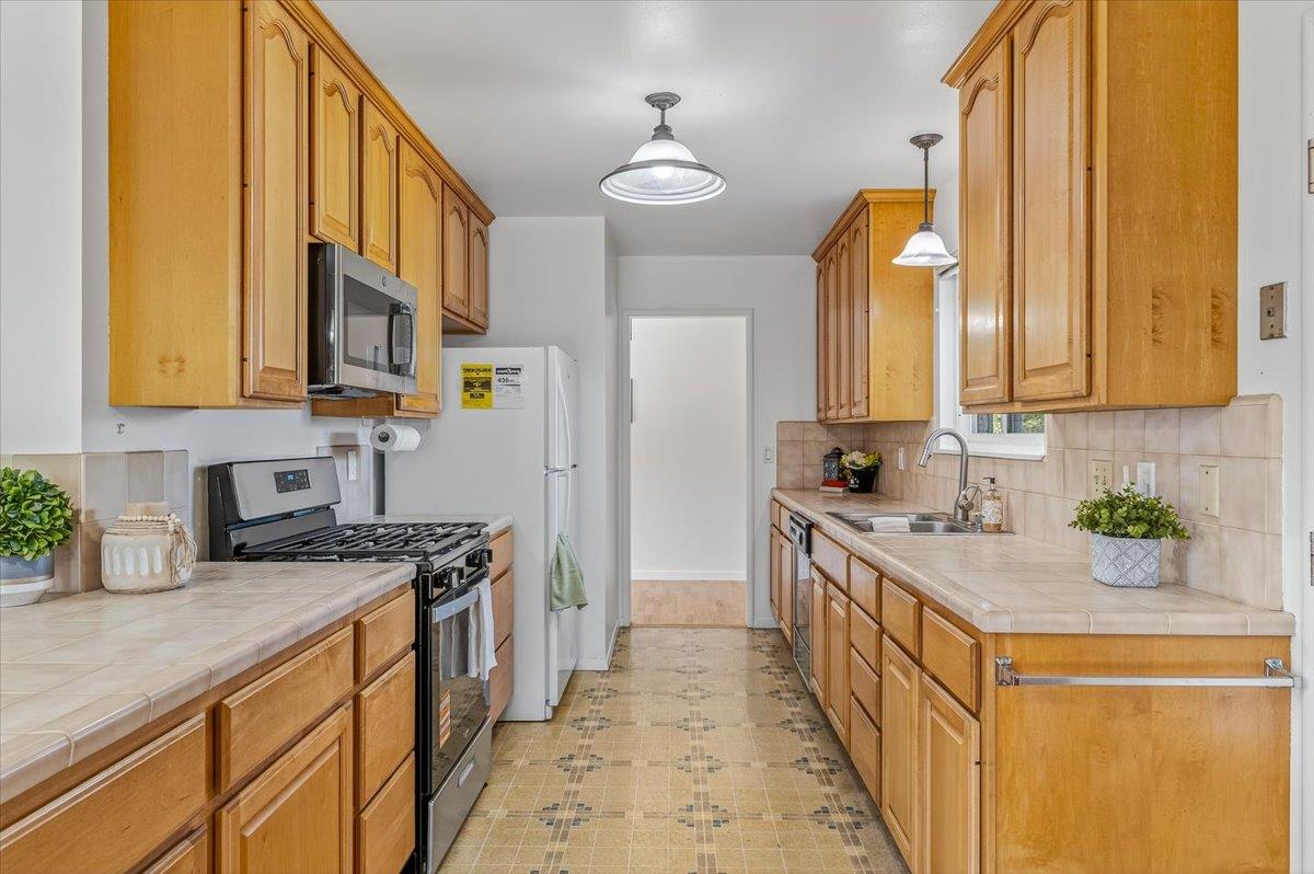 Detail Gallery Image 31 of 70 For 2120 Messina Pl, Monterey,  CA 93940 - 3 Beds | 2 Baths