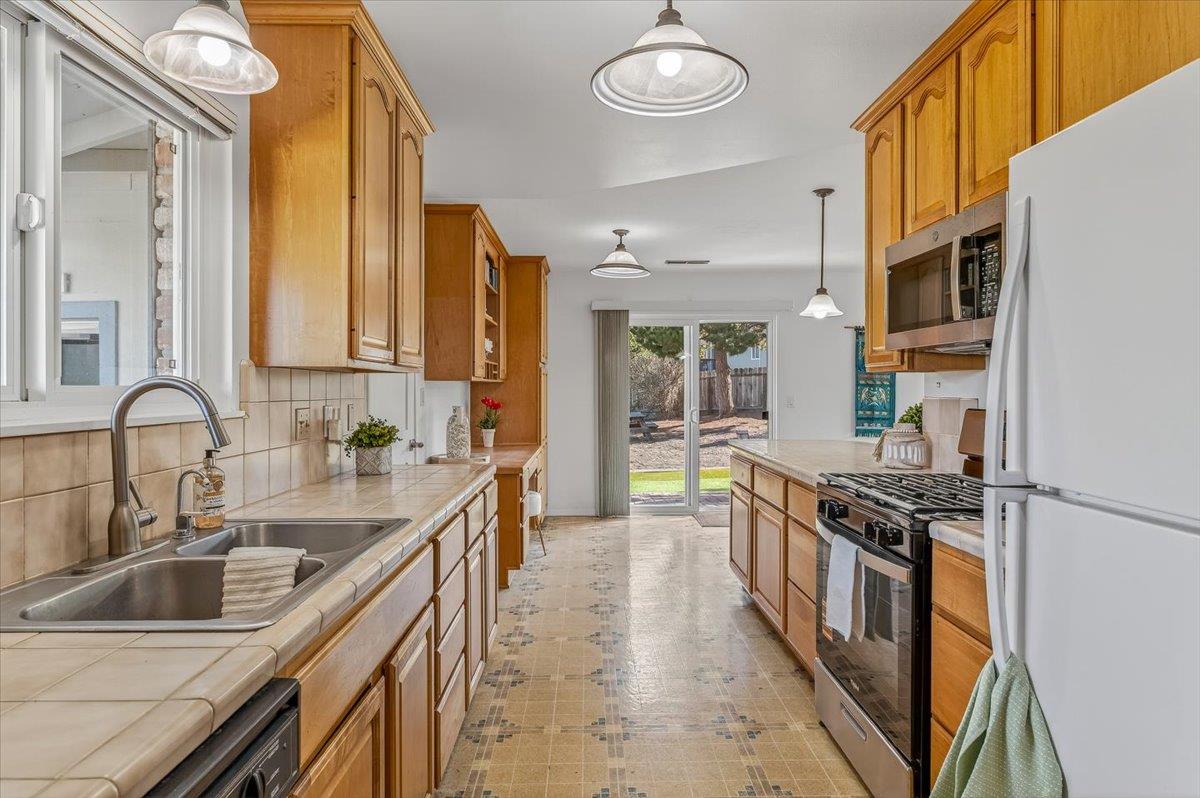 Detail Gallery Image 32 of 70 For 2120 Messina Pl, Monterey,  CA 93940 - 3 Beds | 2 Baths