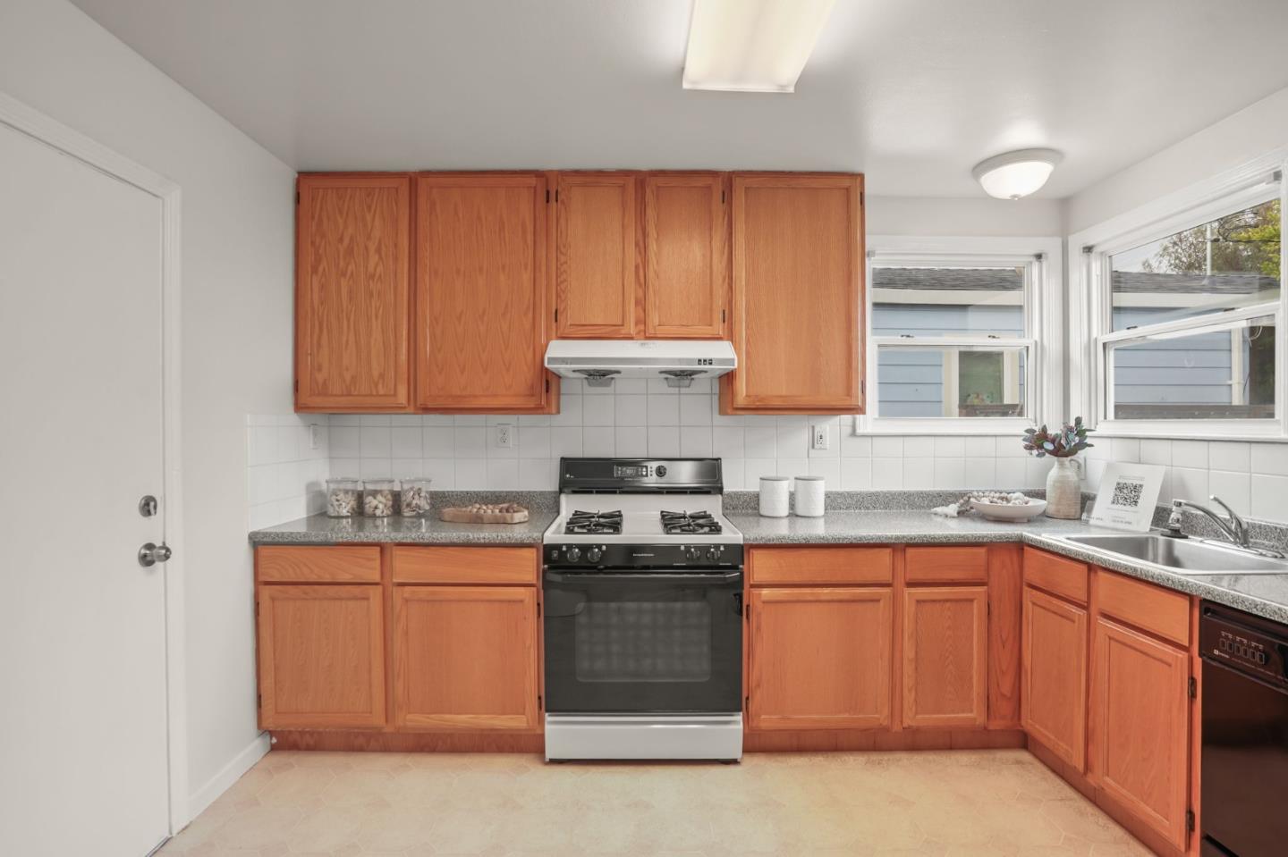 Detail Gallery Image 12 of 33 For 1709 Dolan Ave, San Mateo,  CA 94401 - 3 Beds | 1 Baths