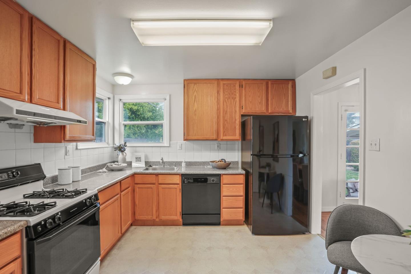 Detail Gallery Image 13 of 33 For 1709 Dolan Ave, San Mateo,  CA 94401 - 3 Beds | 1 Baths