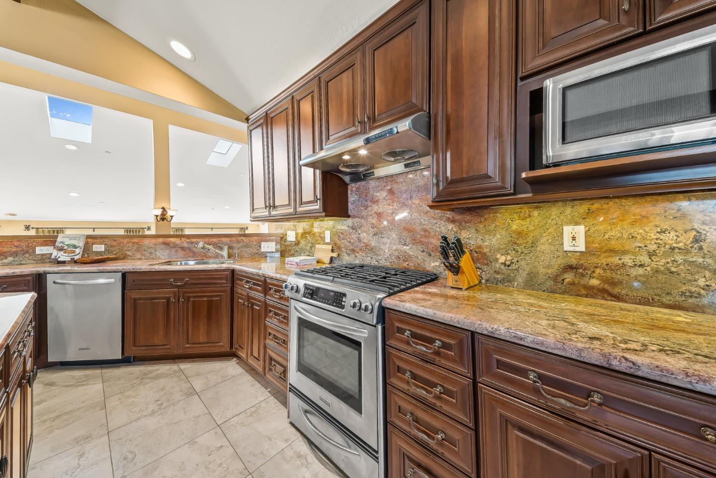 Detail Gallery Image 8 of 45 For 153 Castillo Ct, Aptos,  CA 95003 - 3 Beds | 2/1 Baths