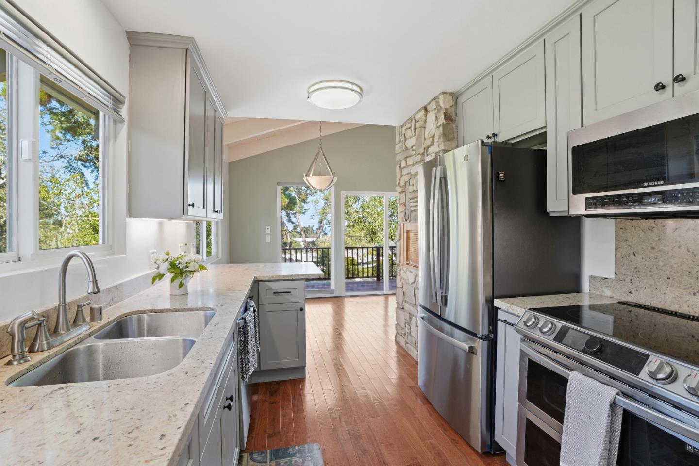 Detail Gallery Image 10 of 21 For 710 Woodcrest Ln, Monterey,  CA 93940 - 3 Beds | 2 Baths