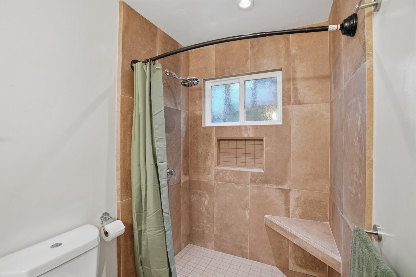 Detail Gallery Image 13 of 21 For 710 Woodcrest Ln, Monterey,  CA 93940 - 3 Beds | 2 Baths