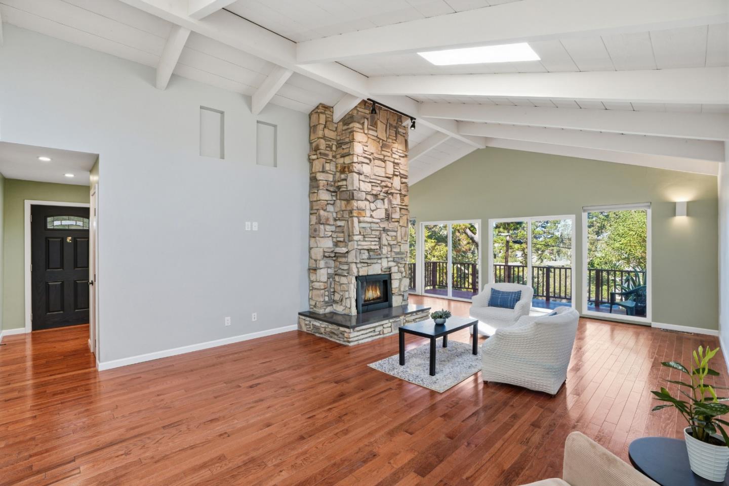 Detail Gallery Image 6 of 21 For 710 Woodcrest Ln, Monterey,  CA 93940 - 3 Beds | 2 Baths