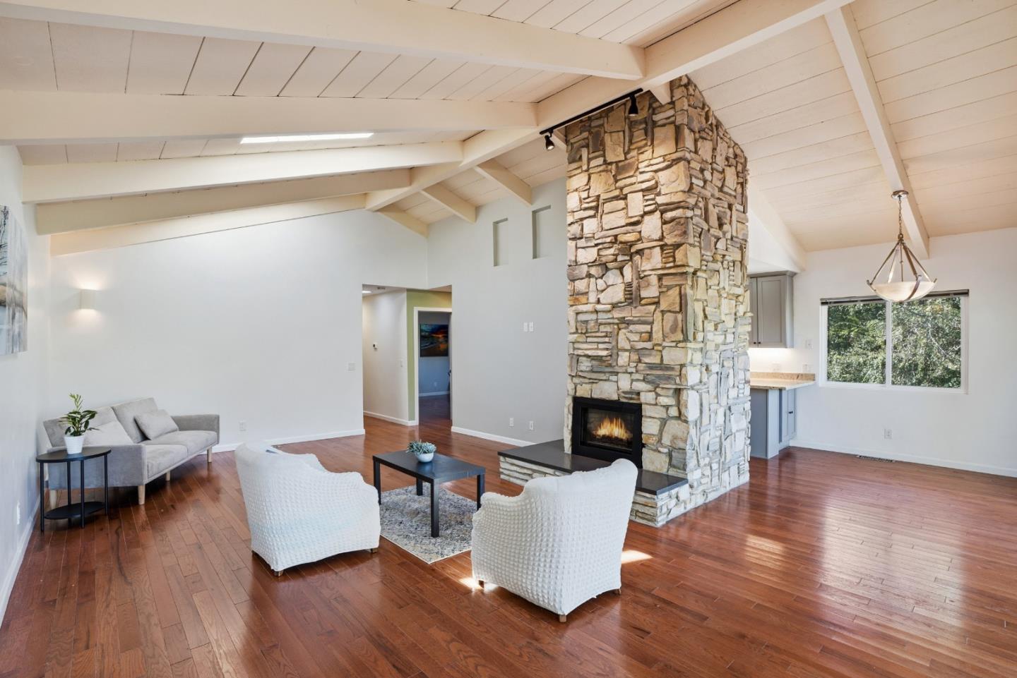 Detail Gallery Image 7 of 21 For 710 Woodcrest Ln, Monterey,  CA 93940 - 3 Beds | 2 Baths