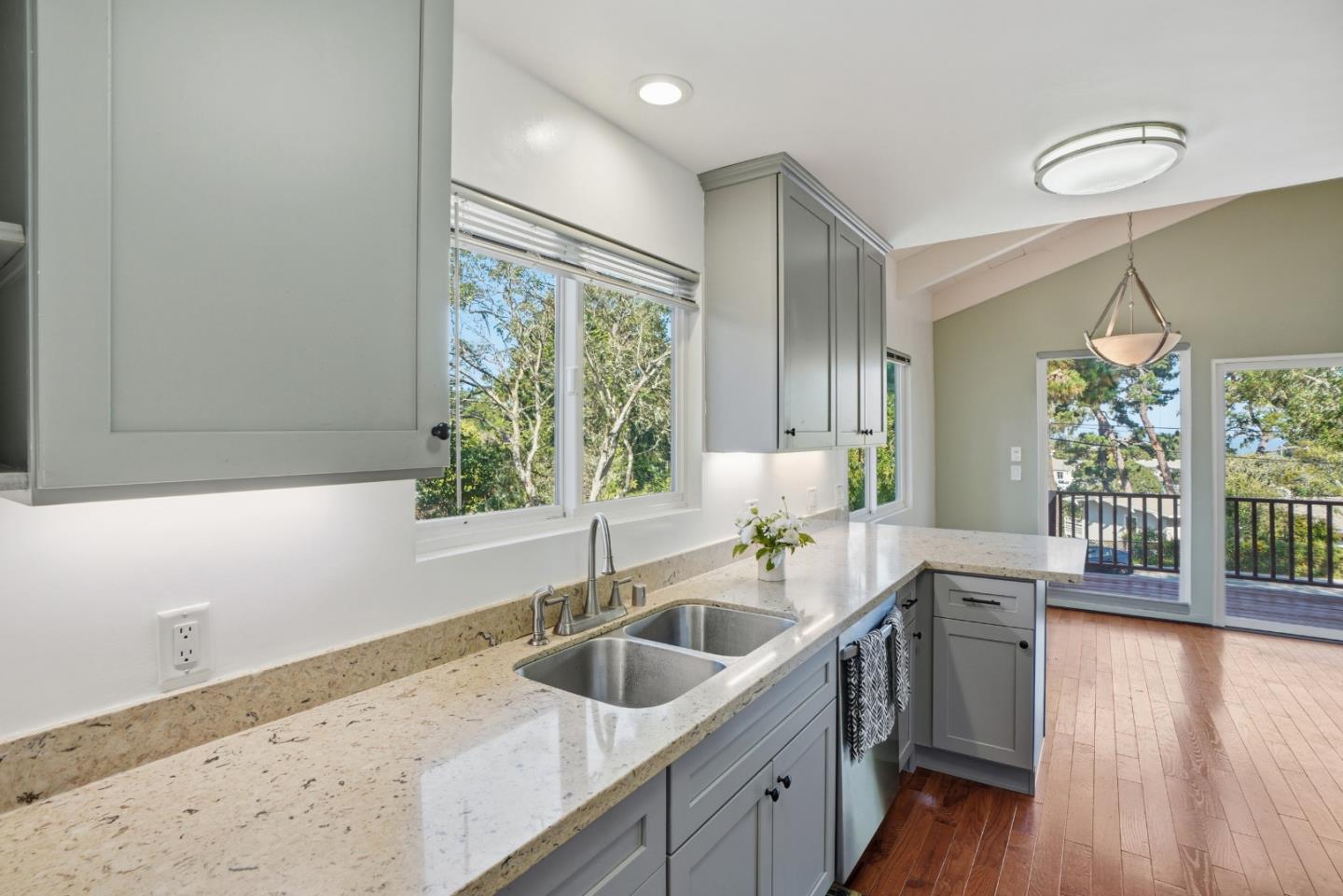 Detail Gallery Image 9 of 21 For 710 Woodcrest Ln, Monterey,  CA 93940 - 3 Beds | 2 Baths