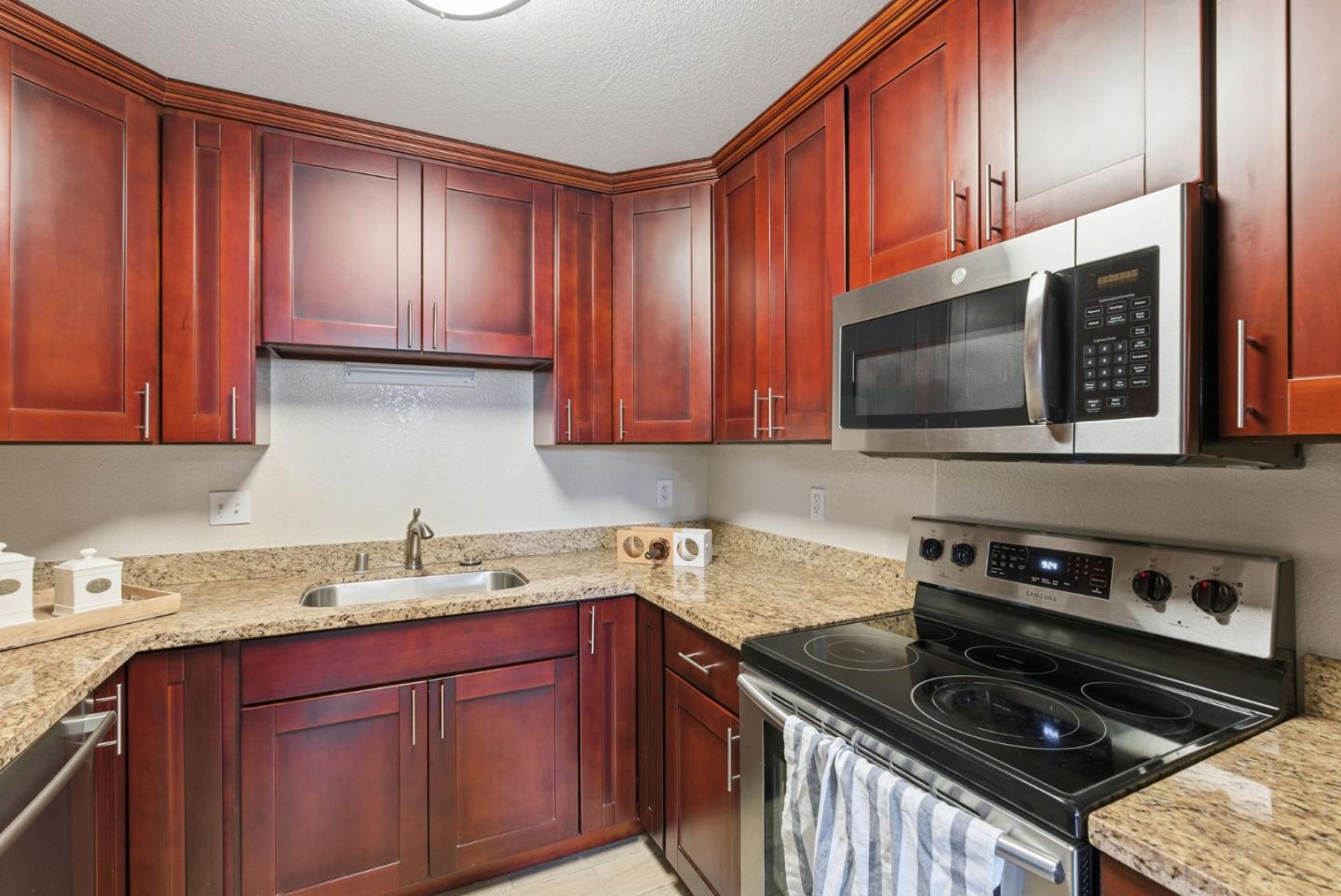 Detail Gallery Image 10 of 26 For 2425 S Norfolk St #102,  San Mateo,  CA 94403 - 2 Beds | 2 Baths