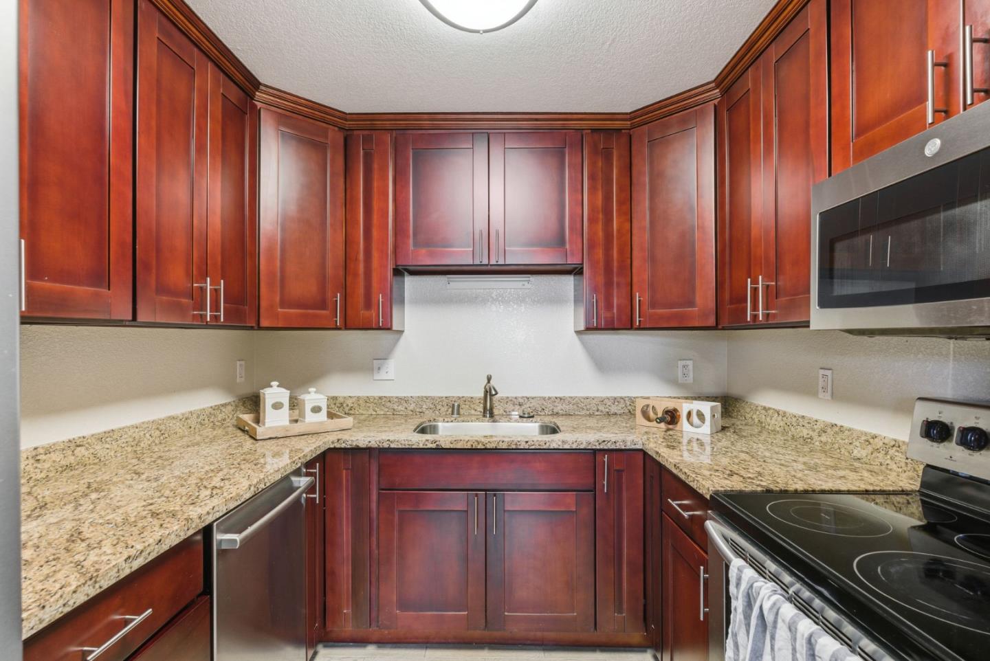 Detail Gallery Image 9 of 26 For 2425 S Norfolk St #102,  San Mateo,  CA 94403 - 2 Beds | 2 Baths