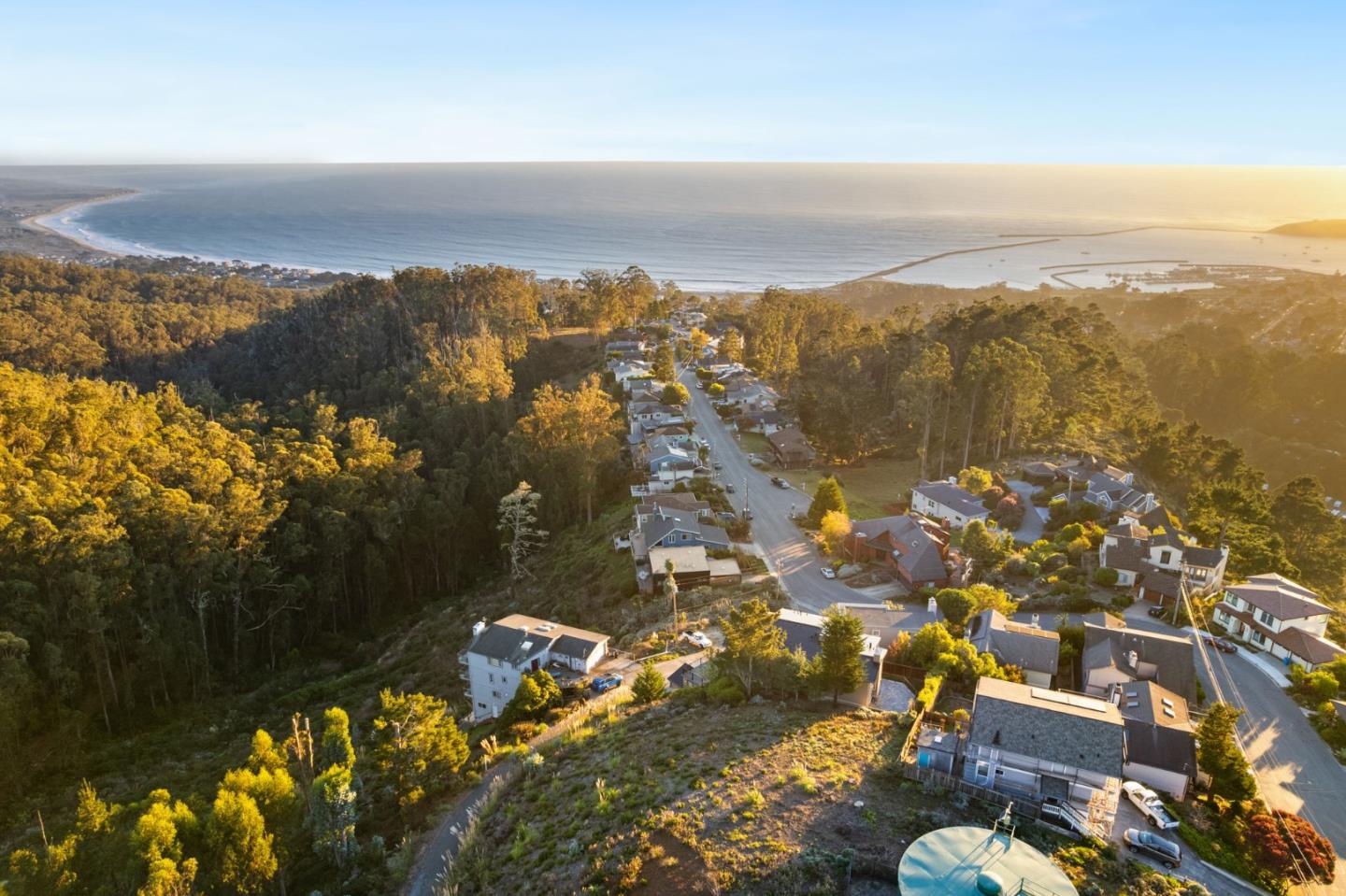 Detail Gallery Image 11 of 94 For 107 Dolphine Ave, El Granada,  CA 94018 - 4 Beds | 3/1 Baths