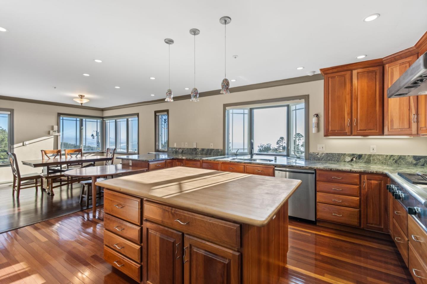 Detail Gallery Image 15 of 94 For 107 Dolphine Ave, El Granada,  CA 94018 - 4 Beds | 3/1 Baths