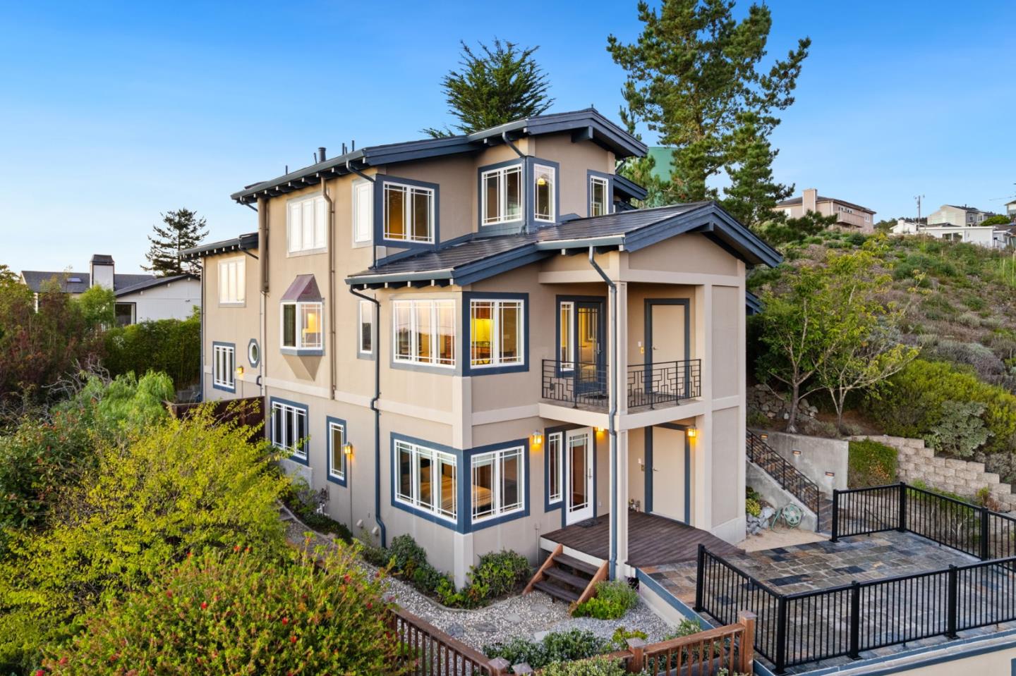 Detail Gallery Image 4 of 94 For 107 Dolphine Ave, El Granada,  CA 94018 - 4 Beds | 3/1 Baths