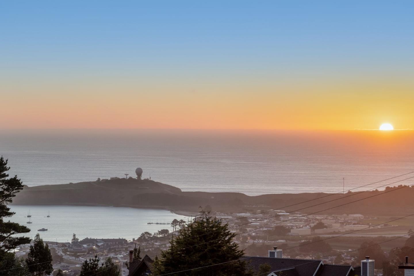 Detail Gallery Image 9 of 94 For 107 Dolphine Ave, El Granada,  CA 94018 - 4 Beds | 3/1 Baths