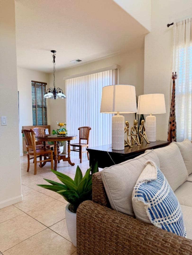 Detail Gallery Image 5 of 13 For 1949 Bradbury St, Salinas,  CA 93906 - 3 Beds | 2/1 Baths