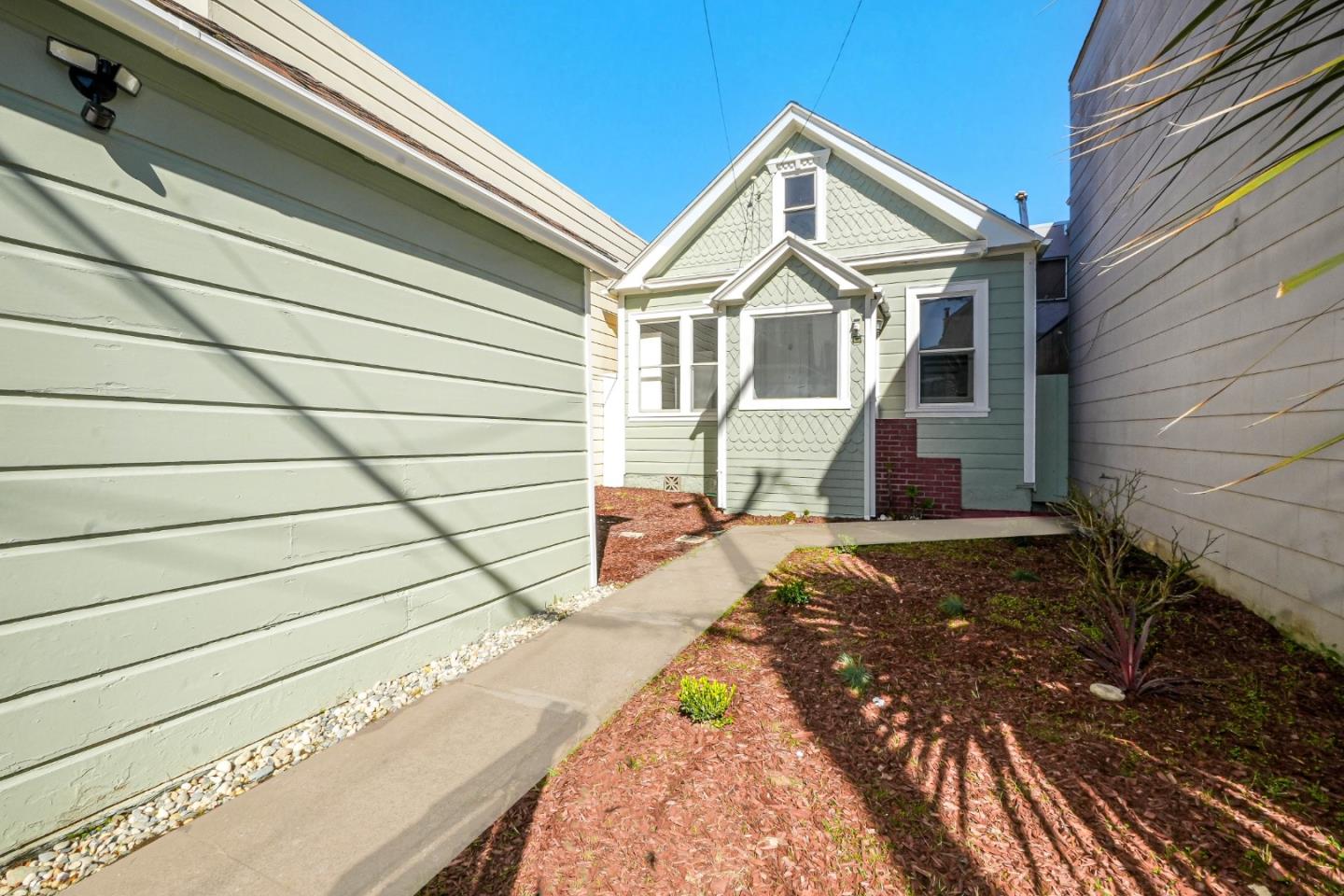 Detail Gallery Image 4 of 42 For 48 Harrington St, San Francisco,  CA 94112 - 2 Beds | 2 Baths