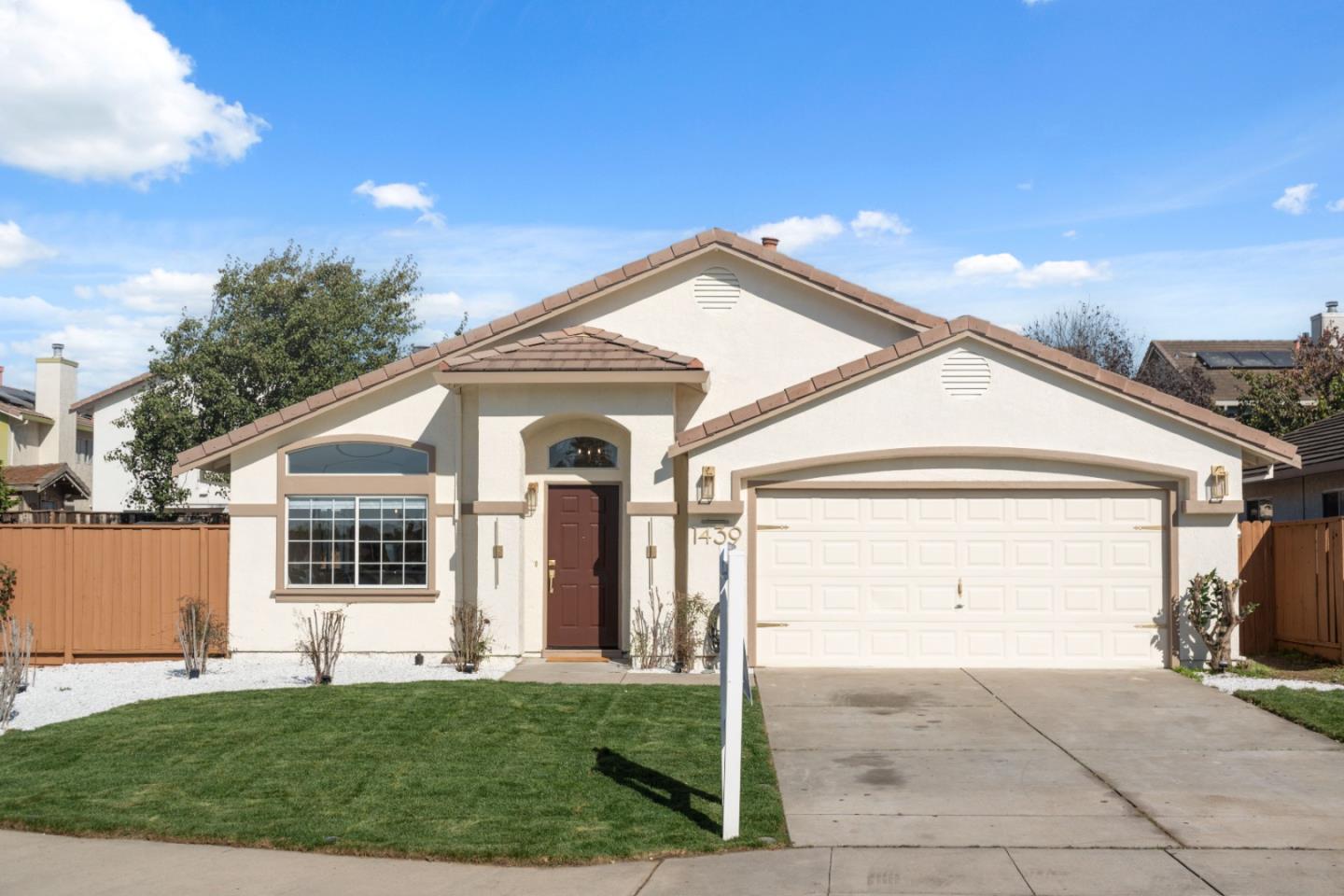 Detail Gallery Image 2 of 42 For 1439 Wolf Ct, Salinas,  CA 93905 - 4 Beds | 2 Baths