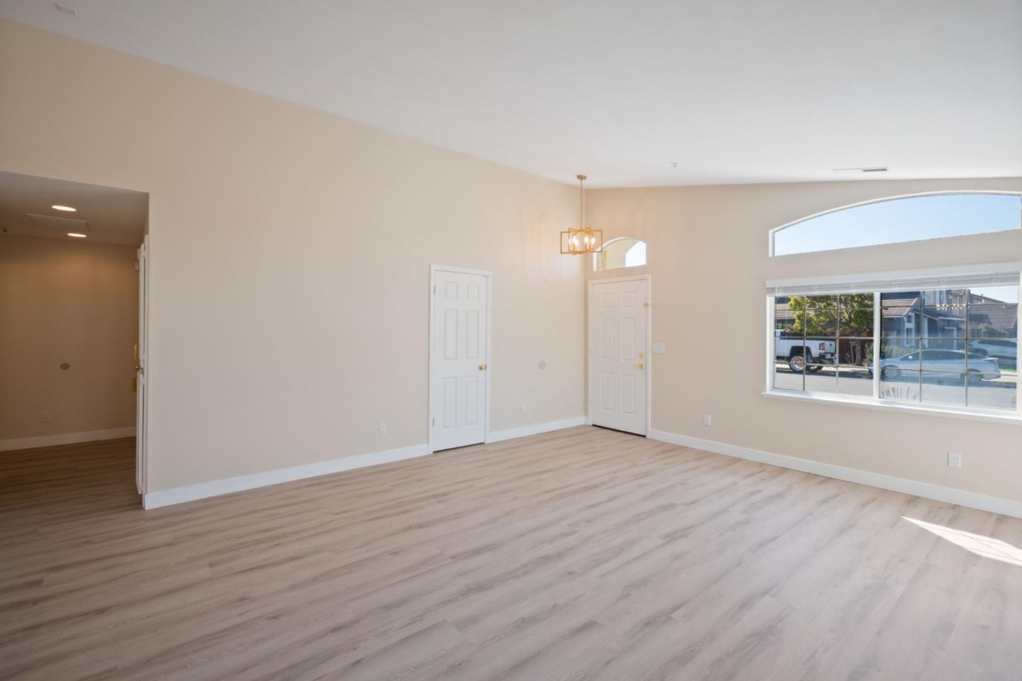 Detail Gallery Image 6 of 42 For 1439 Wolf Ct, Salinas,  CA 93905 - 4 Beds | 2 Baths