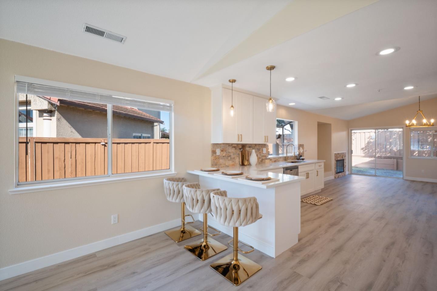 Detail Gallery Image 7 of 42 For 1439 Wolf Ct, Salinas,  CA 93905 - 4 Beds | 2 Baths