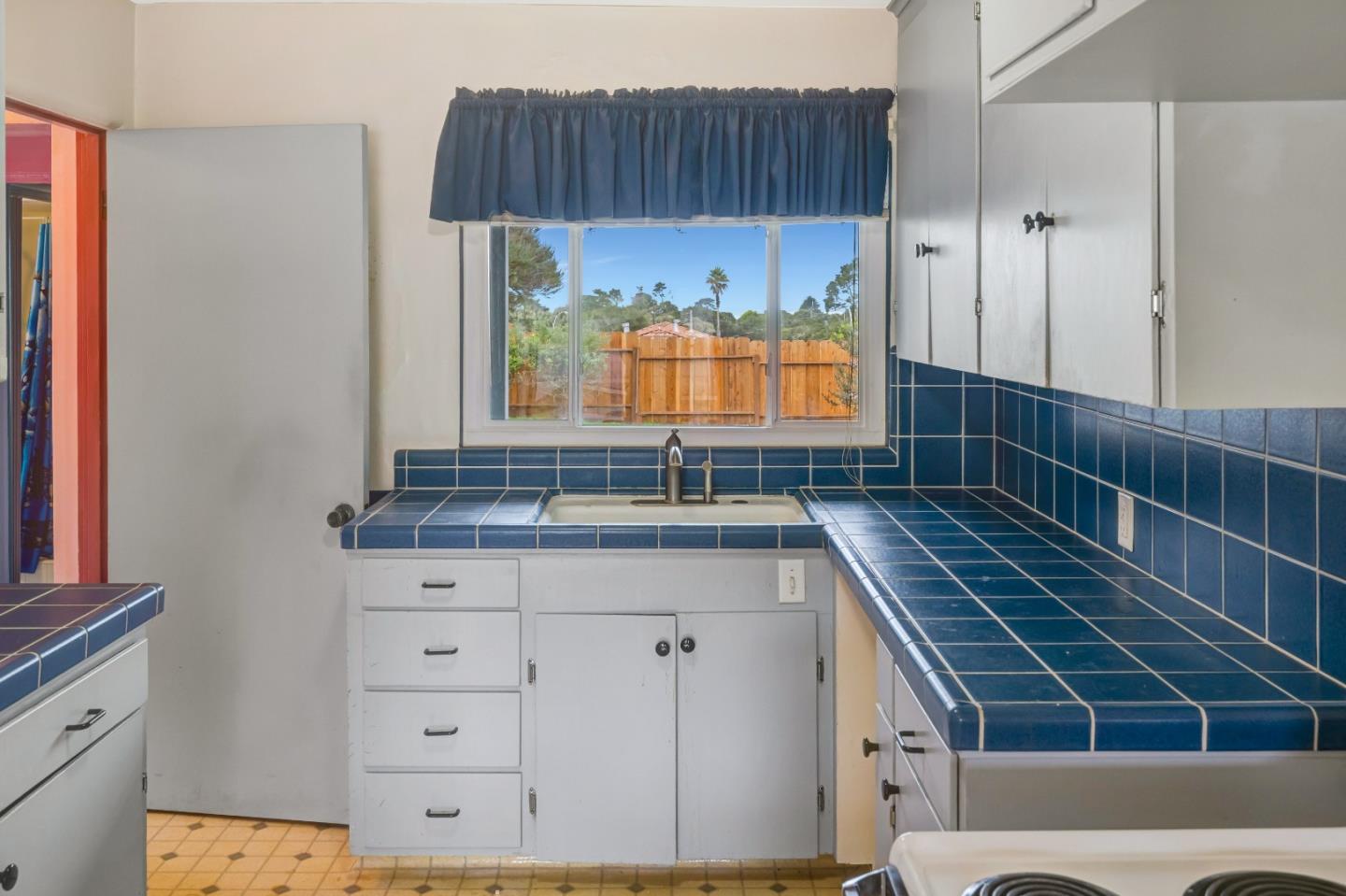 Detail Gallery Image 11 of 39 For 964 Forest Ave, Pacific Grove,  CA 93950 - 3 Beds | 2 Baths