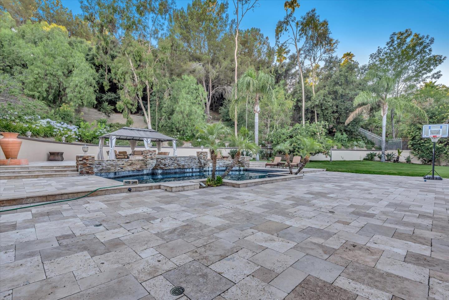 Detail Gallery Image 37 of 38 For 25644 Queenscliff Ct, Calabasas,  CA 91302 - 7 Beds | 6/1 Baths
