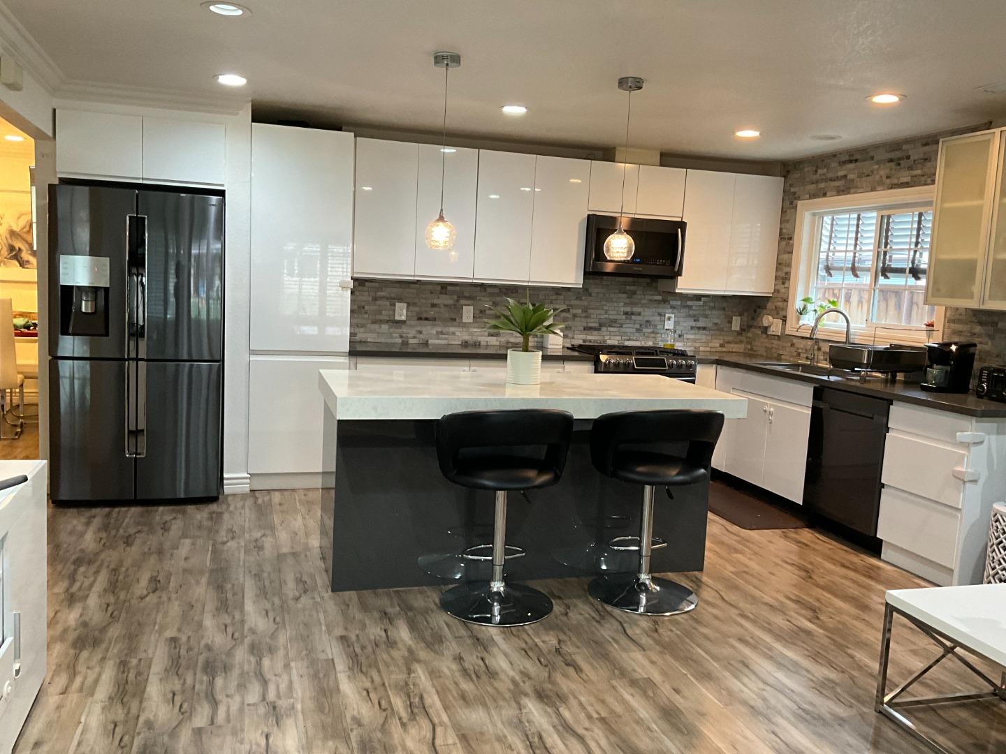 Detail Gallery Image 10 of 13 For 1054 Fleetwood Dr, San Jose,  CA 95120 - 4 Beds | 2 Baths