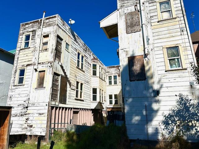 555 33rd St
