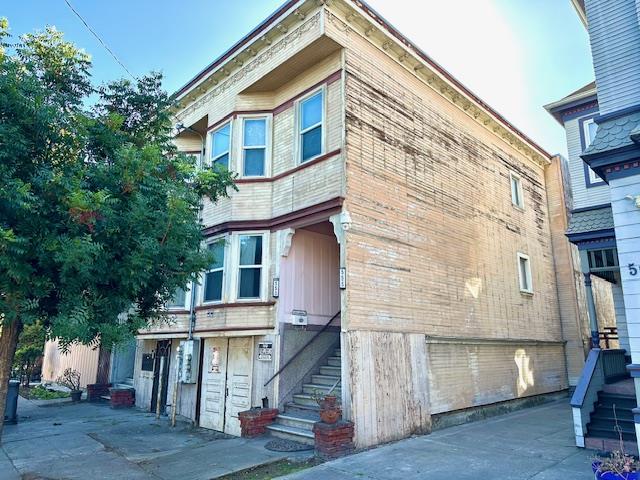555 33rd St