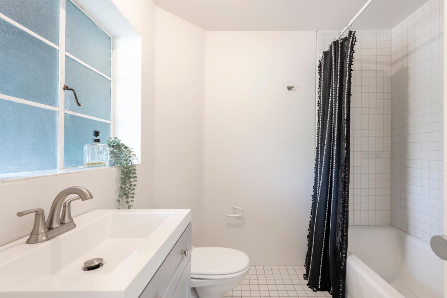 Detail Gallery Image 49 of 84 For 12 Las Aromas, Orinda,  CA 94563 - 8 Beds | 6/5 Baths