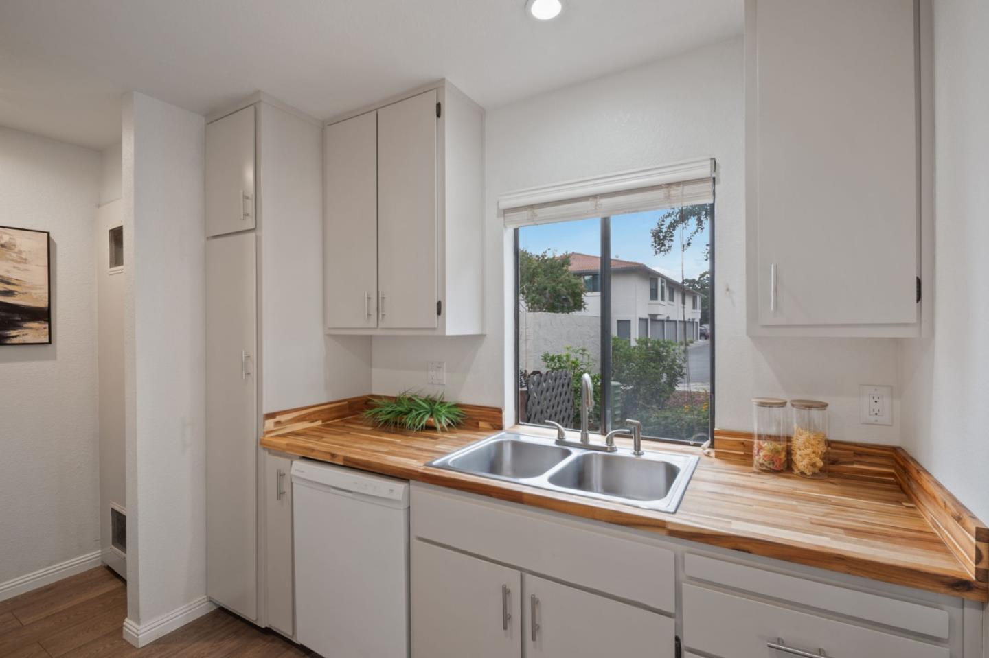 Detail Gallery Image 8 of 25 For 171 Kenbrook Cir, San Jose,  CA 95111 - 3 Beds | 1/1 Baths