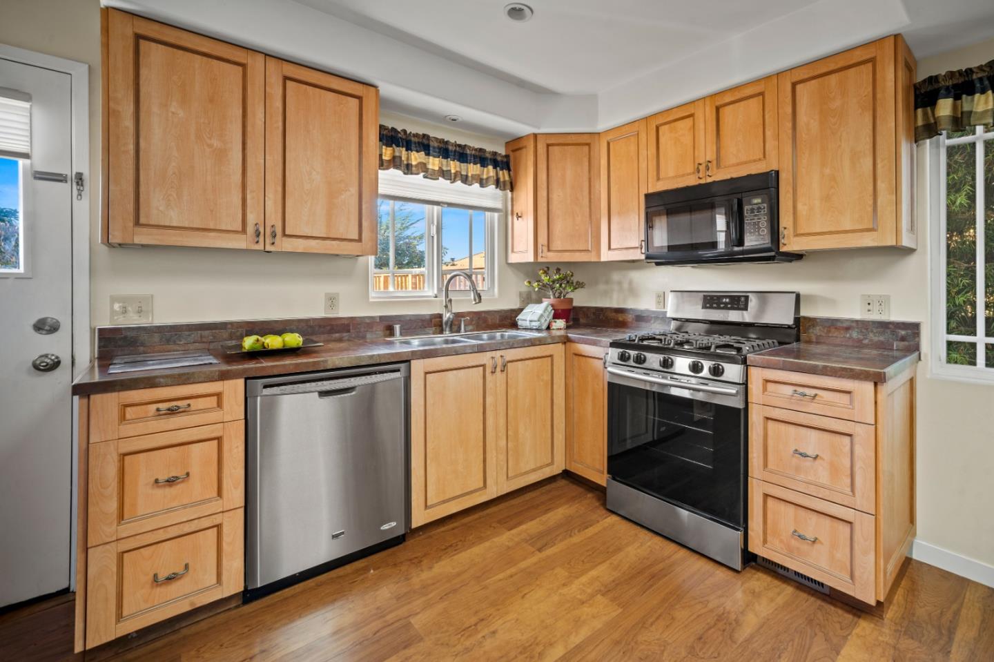 Detail Gallery Image 11 of 28 For 1717 Harding St, Seaside,  CA 93955 - 2 Beds | 2 Baths