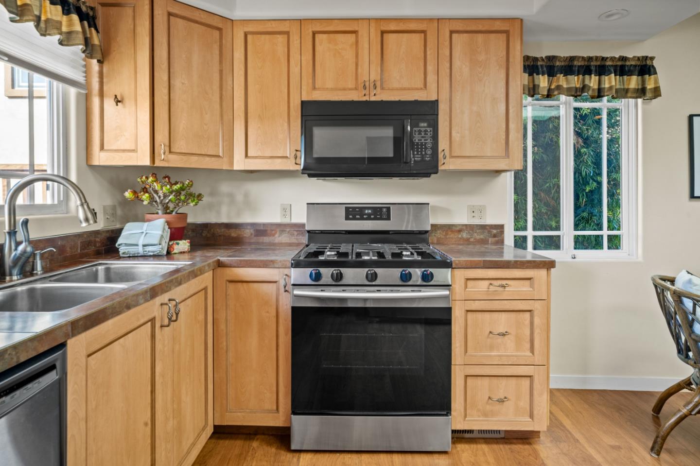 Detail Gallery Image 12 of 28 For 1717 Harding St, Seaside,  CA 93955 - 2 Beds | 2 Baths