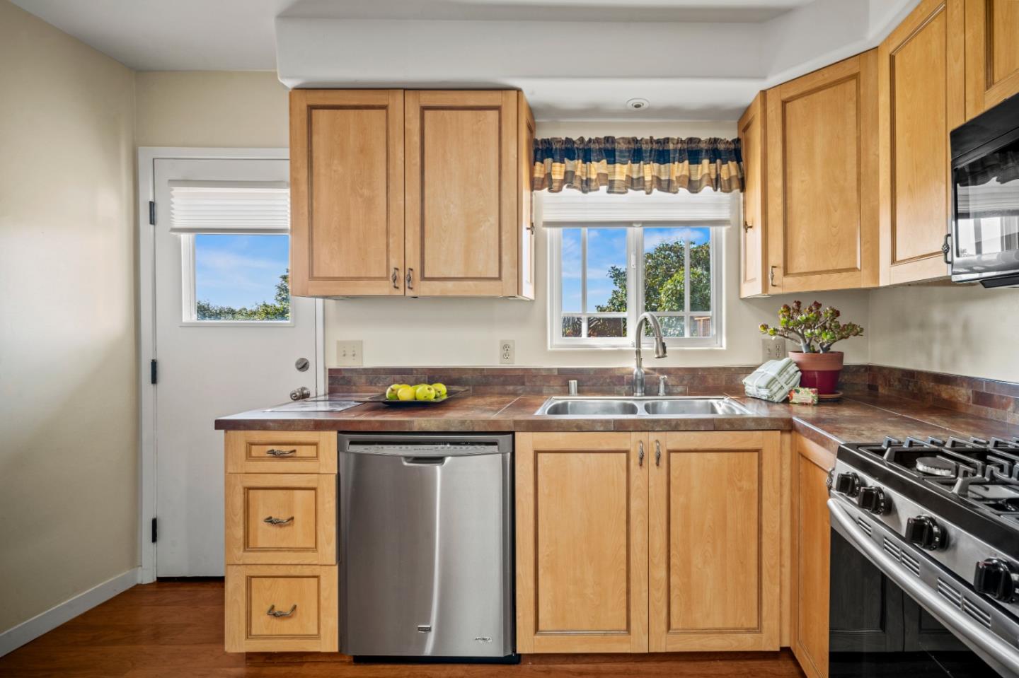 Detail Gallery Image 13 of 28 For 1717 Harding St, Seaside,  CA 93955 - 2 Beds | 2 Baths