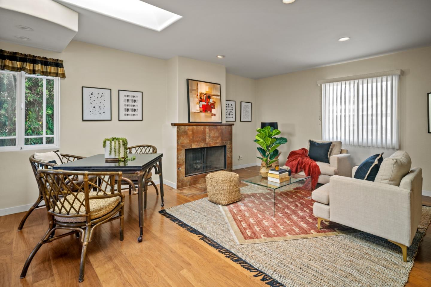 Detail Gallery Image 5 of 28 For 1717 Harding St, Seaside,  CA 93955 - 2 Beds | 2 Baths