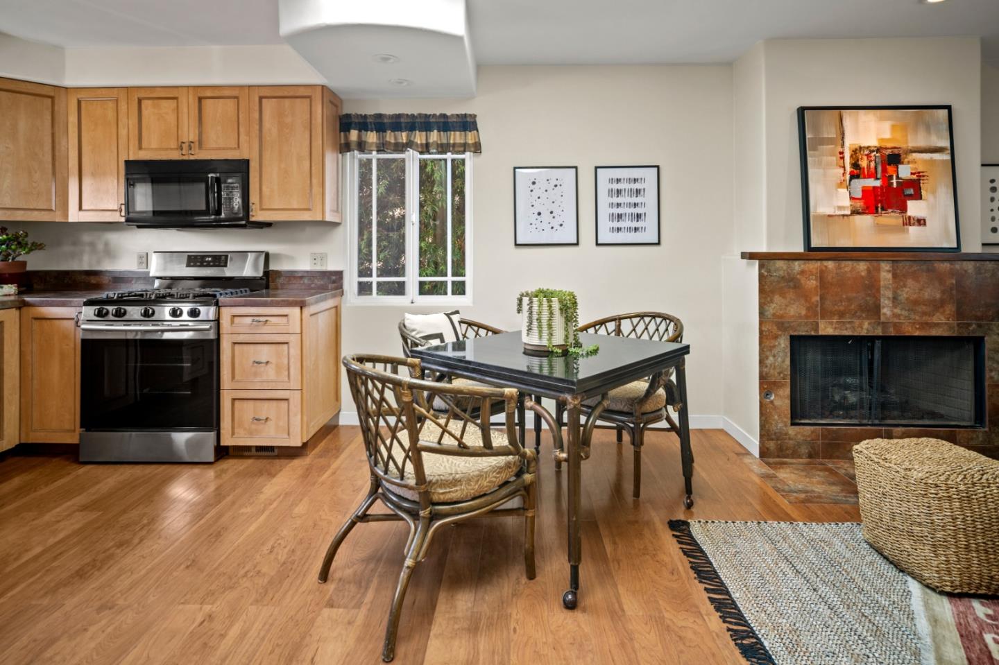 Detail Gallery Image 6 of 28 For 1717 Harding St, Seaside,  CA 93955 - 2 Beds | 2 Baths