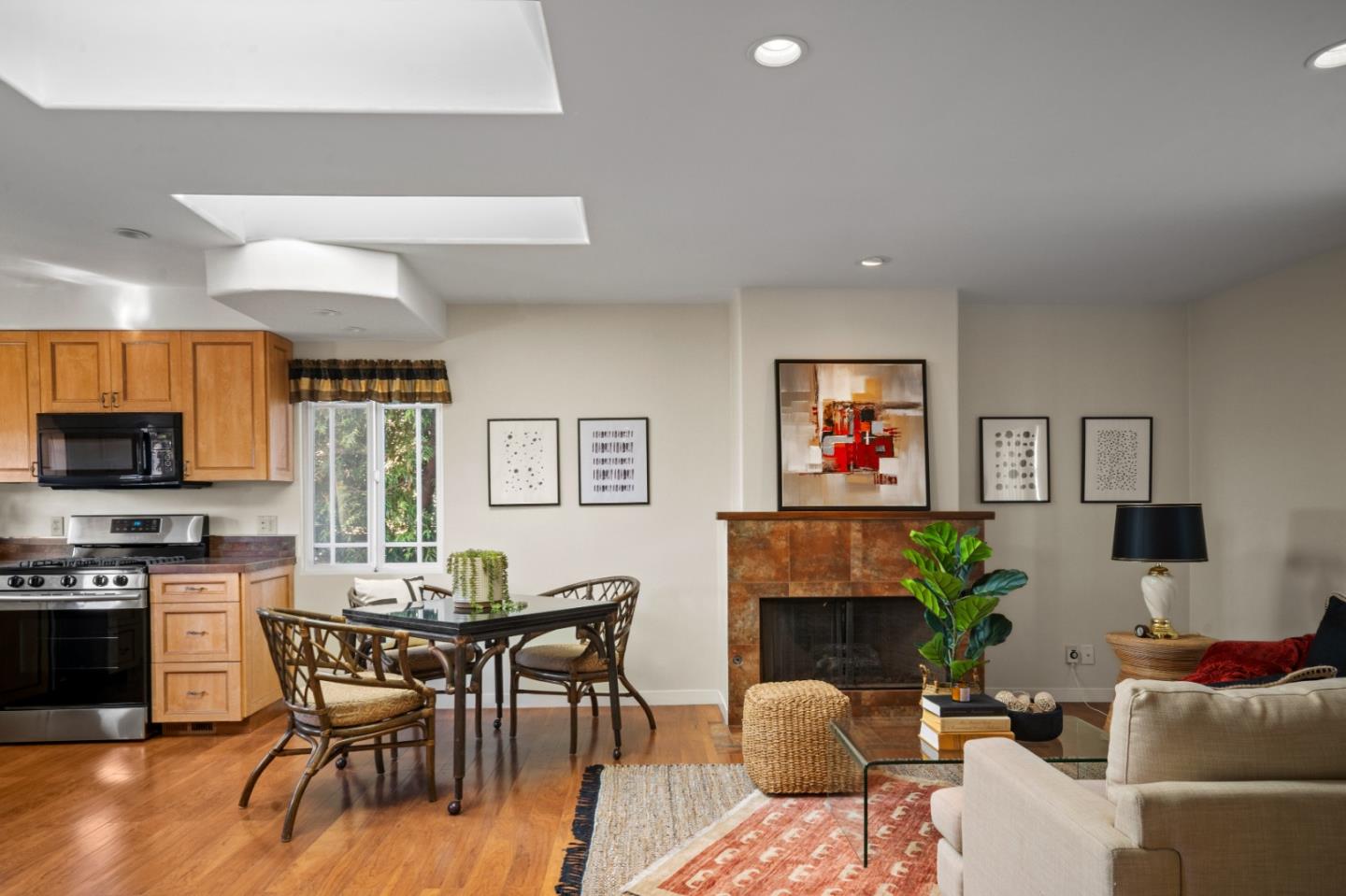 Detail Gallery Image 7 of 28 For 1717 Harding St, Seaside,  CA 93955 - 2 Beds | 2 Baths