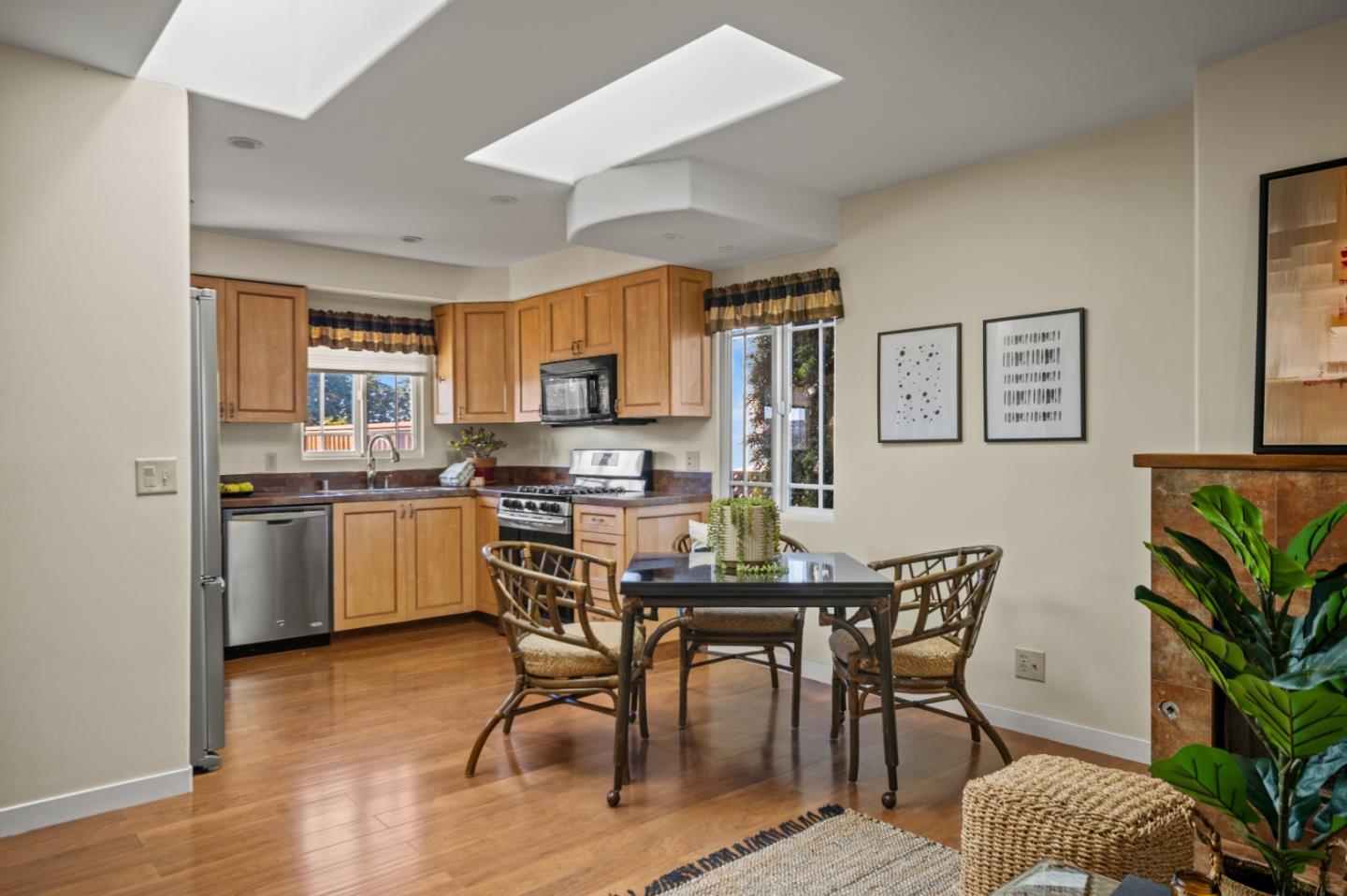 Detail Gallery Image 8 of 28 For 1717 Harding St, Seaside,  CA 93955 - 2 Beds | 2 Baths