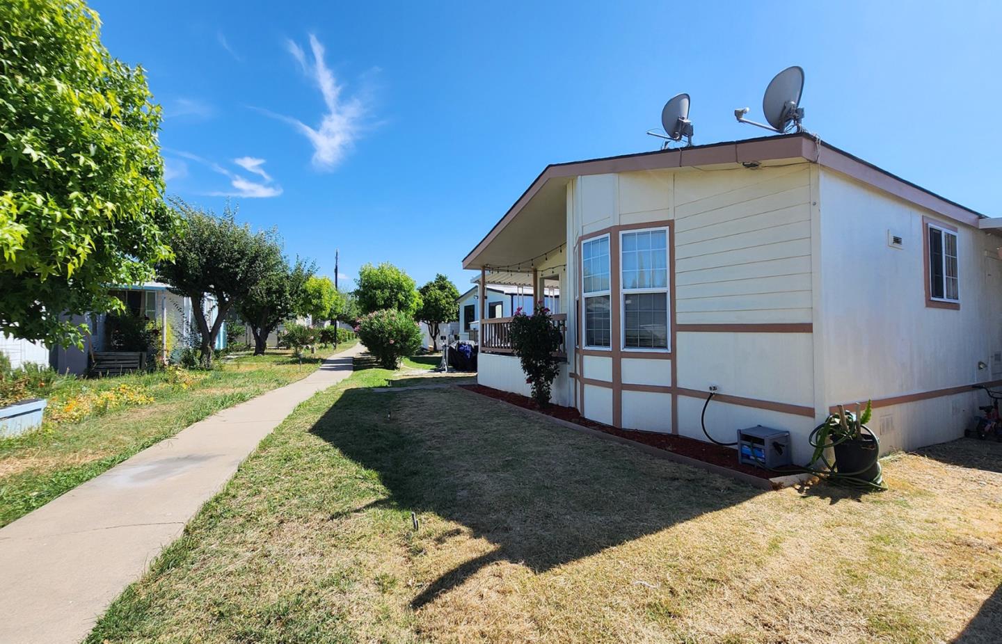 Detail Gallery Image 3 of 15 For 5450 Monterey Rd #142,  San Jose,  CA 95111 - 4 Beds | 2 Baths