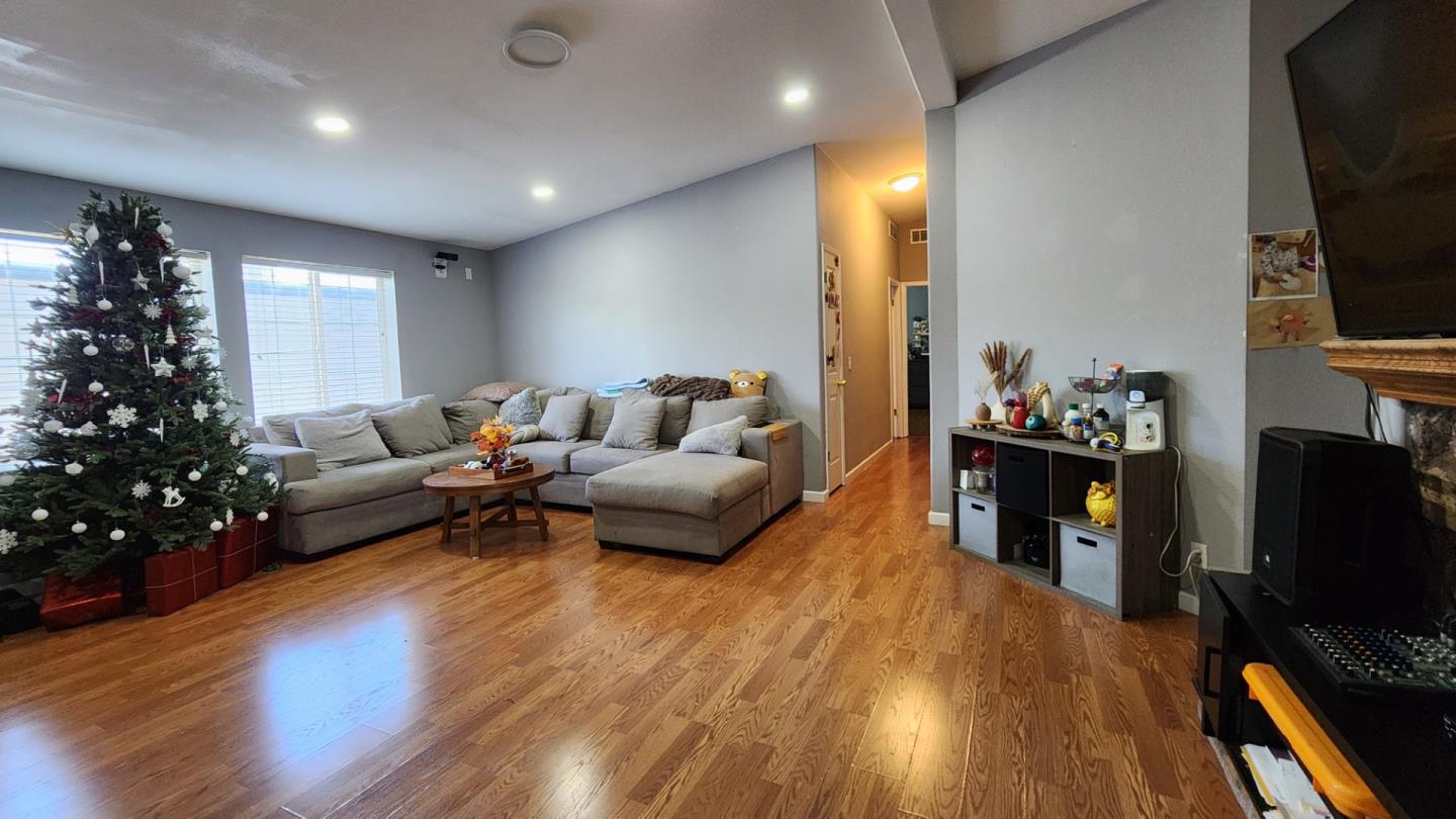 Detail Gallery Image 6 of 15 For 5450 Monterey Rd #142,  San Jose,  CA 95111 - 4 Beds | 2 Baths