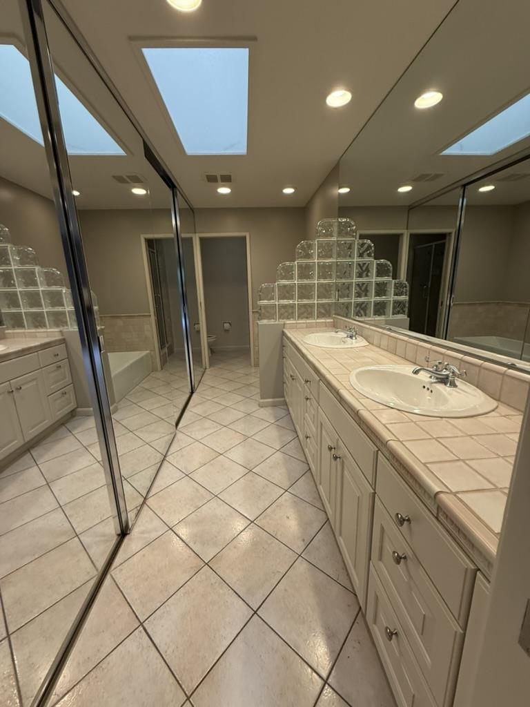 Detail Gallery Image 12 of 27 For 2439 Sharon Oaks Dr, Menlo Park,  CA 94025 - 2 Beds | 2/1 Baths