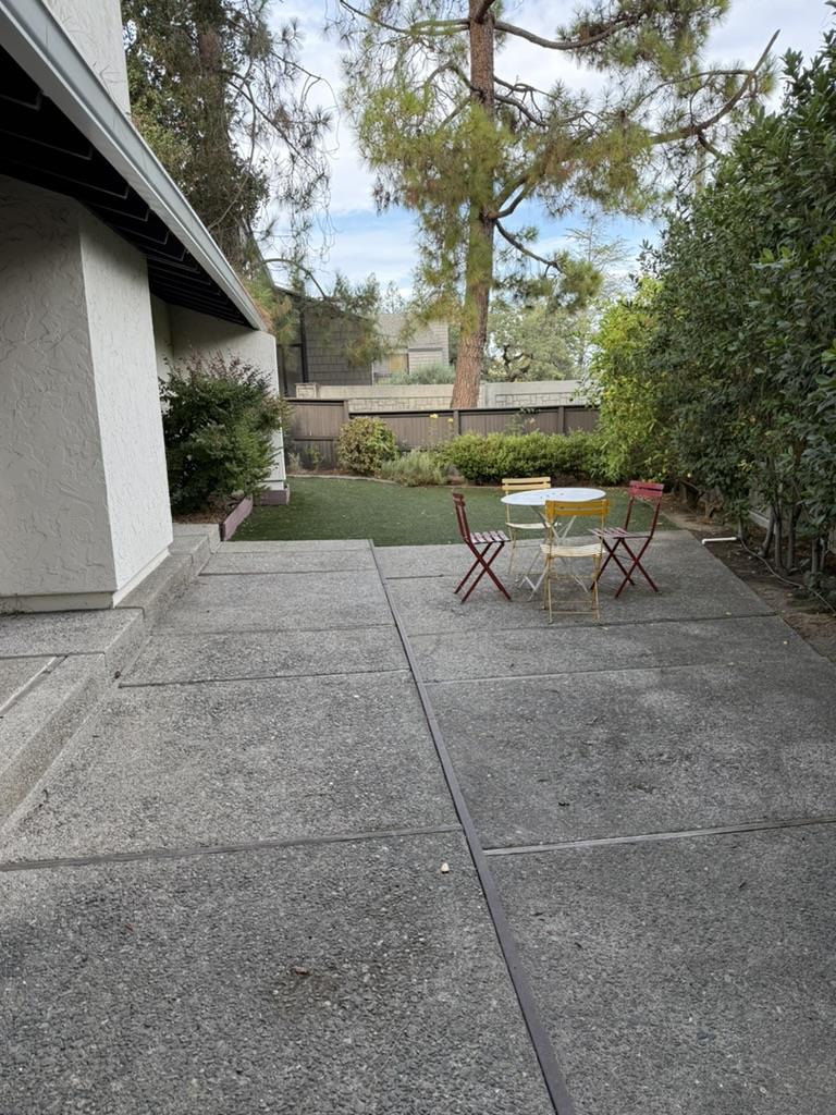 Detail Gallery Image 23 of 27 For 2439 Sharon Oaks Dr, Menlo Park,  CA 94025 - 2 Beds | 2/1 Baths