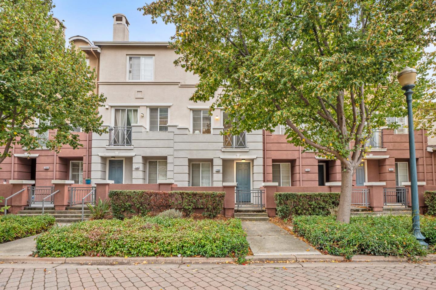 Detail Gallery Image 2 of 20 For 728 City Walk Pl #4,  Hayward,  CA 94541 - 3 Beds | 3 Baths