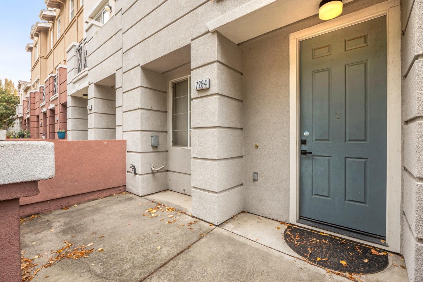 Detail Gallery Image 3 of 20 For 728 City Walk Pl #4,  Hayward,  CA 94541 - 3 Beds | 3 Baths